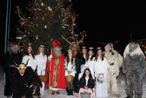 Foto: Ostrov: Základní škola Masarykova zahájila advent, nechyběl ani Mikuláš a čerti