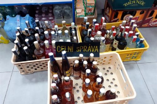 Foto: Region: Alkohol bez dokladů, tabákové výrobky a další zboží zajištěné karlovarskými celníky