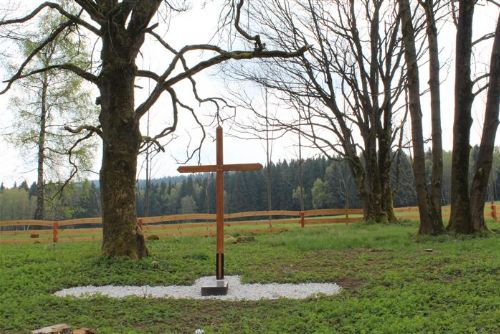 Foto: Region: Bývalý hřbitov v Horních Pasekách je nyní důstojným pietním místem