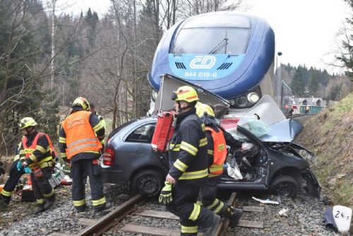 Foto: Region: Do auta na přejezdu najel osobní vlak