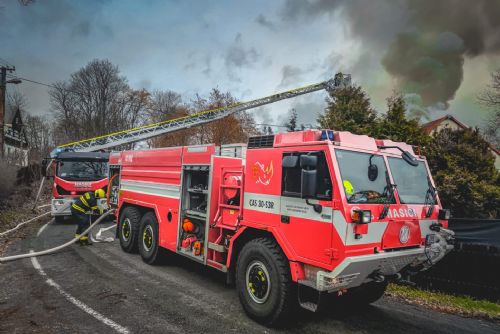 Foto: Region: Likvidace požáru domu u Teplé trvala celý den