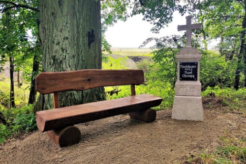 Foto: Region: Nové Chalupy připomíná opravený kříž a pamětní lavice