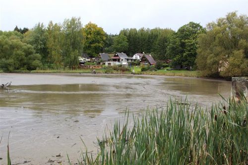 Foto: Region: Rybník ve Vernéřově je kvůli opravě hráze bez vody