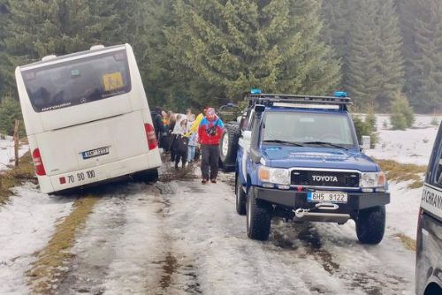 Foto: Region: Transport dětí ze zapadlého autobusu v Krušných horách