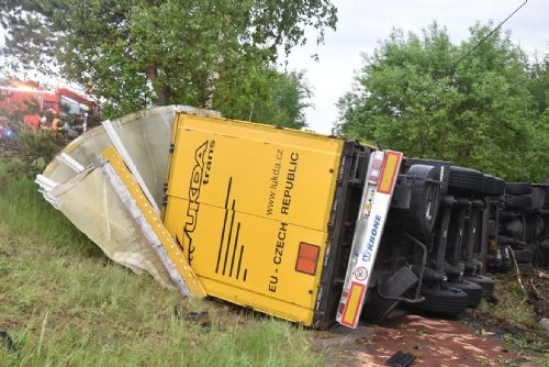 Foto: Region: U Chebu havaroval kamion, převážel nebezpečné látky