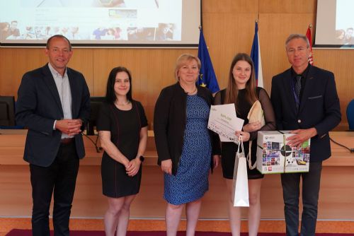 Foto: Region: Vítězové on-line kvízu projektu Kraje pro bezpečný internet si převzali ceny