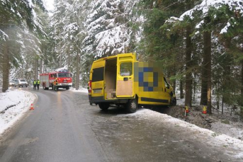 Foto: Region: Zledovatělé silnice komplikovaly dopravu