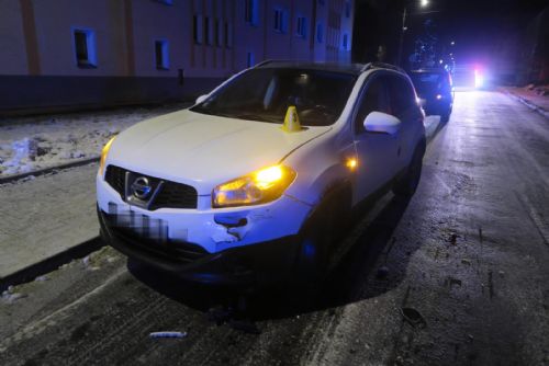 Foto: Rotava: Muž vyjel se zamrzlým čelním sklem, poté způsobil dopravní nehodu