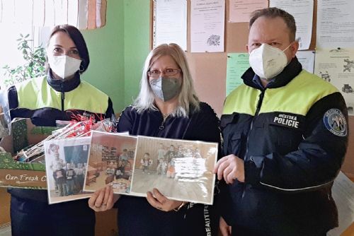 Foto: Sokolov: Dárečky od školáků pro seniory rozdávali strážníci