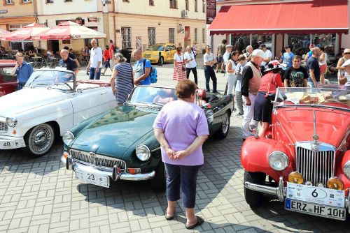 Foto: Sokolov: Historická vozidla se zaskvěla při Elegancrallye