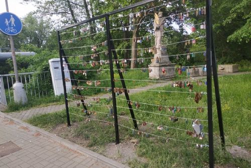 Foto: Sokolov: Na mostě lásky došlo k odstranění zámků ze zábradlí