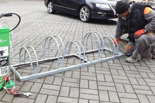 Foto: Sokolov: Nejen cyklisté mohou využít nové servisní stojany