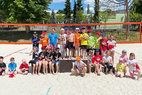 Foto: Sokolov: Školáci poznávali kouzlo plážového volejbalu