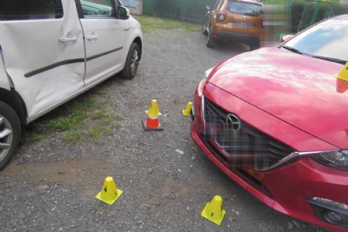 Foto: Sokolovsko: Spletla si pedály a narazila do zaparkovaného vozidla