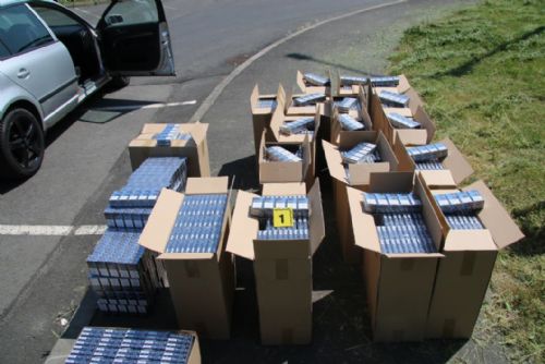 Foto: Sokolovsko: Ve vozidle převážel tisíce cigaret bez označení