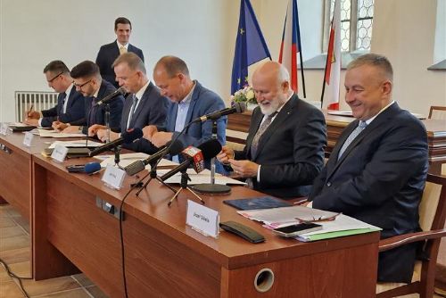 Foto: Stát, Karlovarský kraj a město Cheb se dohodli na rozvoji strategického podnikatelského parku