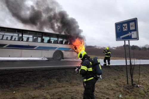 Foto: Toužim: Hořel linkový autobus