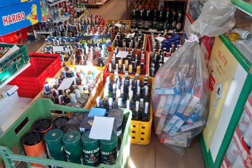 Foto: Toužim: Při kontrole zajistili celníci téměř 400 lahví alkoholu