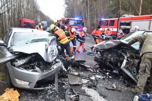 Foto: U Bečova se čelně srazila dvě osobní auta, hasiči museli vyprošťovat