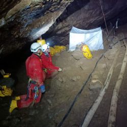 Hasiči a speleozáchranáři trénovali zásah v Moravském krasu. Během cvičení odčerpali tisíce kubíků vody