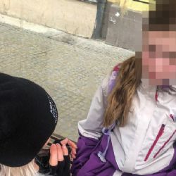 Kolaps malé dívky na zastávce Mrakodrap vyděsil okolí. Pomoc přivolali asistenti městské policie