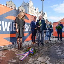 Město kvůli výročí okupace posunulo plot. Lidé nosili květiny k pamětní desce