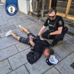 Muž se zákazem pobytu zkusil trik s cizím jménem. Pak přišel marný útěk