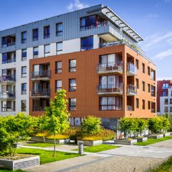 Nové byty se na Plzeňsku staví pomaleji, statistiky hlásí pokles 35 %