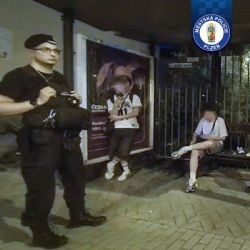 Opilí mladiství na zastávce v Plzni. Šestnáctiletý chlapec nadýchal přes dvě promile
