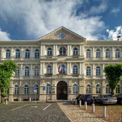 Roudnice bojuje s dopravním chaosem: Zavádí placené parkování a odtahy vozidel