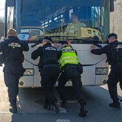 Strážníci odtlačili porouchaný autobus z křižovatky