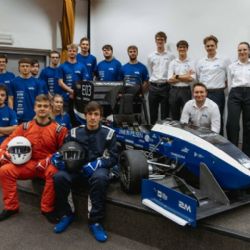 Studenti ZČU ukázali novou elektrickou formuli. Je lehčí, rychlejší a míří na evropské závody