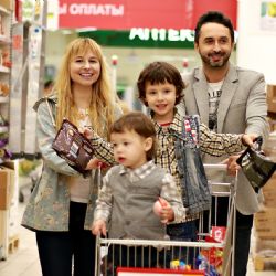 Supermarkety mění přes léto otevírací dobu. Raději si zkontrolujte konkrétní prodejnu