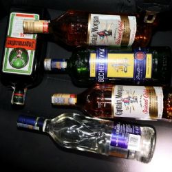 V autě vezli alkohol z vykradeného kiosku. Sedmnáctiletý řidič pak ujížděl policii