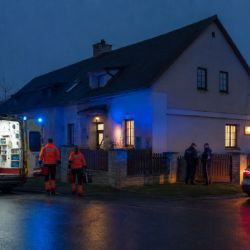 V Čerňovicích se muž polil benzinem a zapálil. Oheň uhasili lidé, má popáleniny