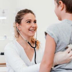 Vysočina podporuje budoucí pediatry stipendiem až 100 tisíc korun ročně