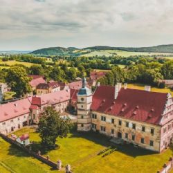 Zámek Červené Poříčí rozkvete. Výstavu doplní Hradozámecká noc při svíčkách a světlech