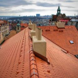 Zamkl partnerku v bytě, při útěku spadla ze střechy. Soud muže zprostil viny