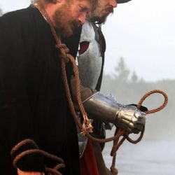 STŘÍBRKÝ ZBROJNOŠ VEDL HUSA NA OPRÁTCE
