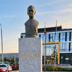 František Mlynařík změnil dopravu v Plzni. Muže, který přivedl trolejbusy, připomíná nový památník