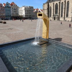 Muž v Plzni magnetem lovil mince z kašny na náměstí Republiky, dostal pokutu