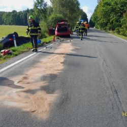 Srážka u Mýta skončila autem na střeše. Policie prověřuje náraz zezadu