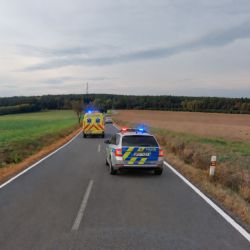 U Stříbra na II/230 při odbočování na Lhotu srazila dvě auta, dva lidé zraněni