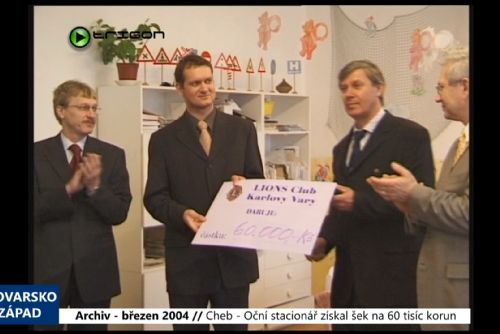 Foto: 2004 – Cheb: Oční stacionář získal šek na 60 tisíc korun (TV Západ)