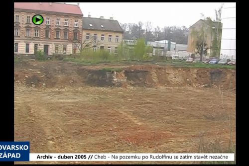 Foto: 2005 – Cheb: Na pozemku po Rudolfinu se zatím stavět nezačne (TV Západ)