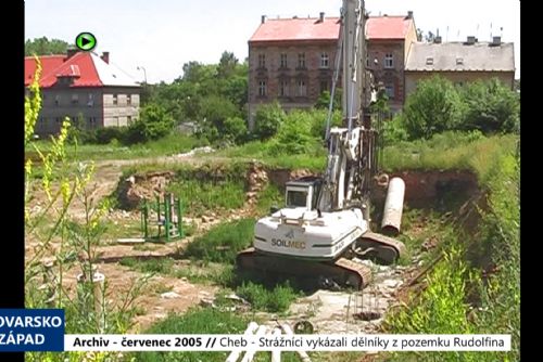 obrázek:2005 – Cheb: Strážníci vykázali dělníky z pozemku Rudolfinum (TV Západ)