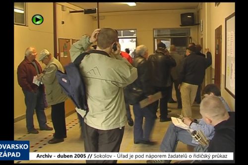 Foto: 2005 – Sokolov: Úřad je pod náporem žadatelů o řidičský průkaz (TV Západ)
