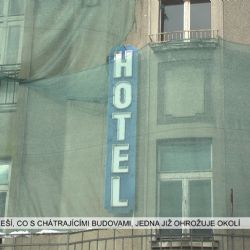 Aš: Město řeší co s chátrajícími budovami, jedna již ohrožuje okolí (TV Západ)