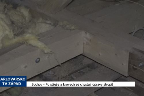 Foto: Bochov: Po střeše a krovech se chystají opravy stropů (TV Západ)