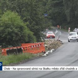 Cheb: Na opravované silnici na Skalku město zřídí chodník a přechod (TV Západ)